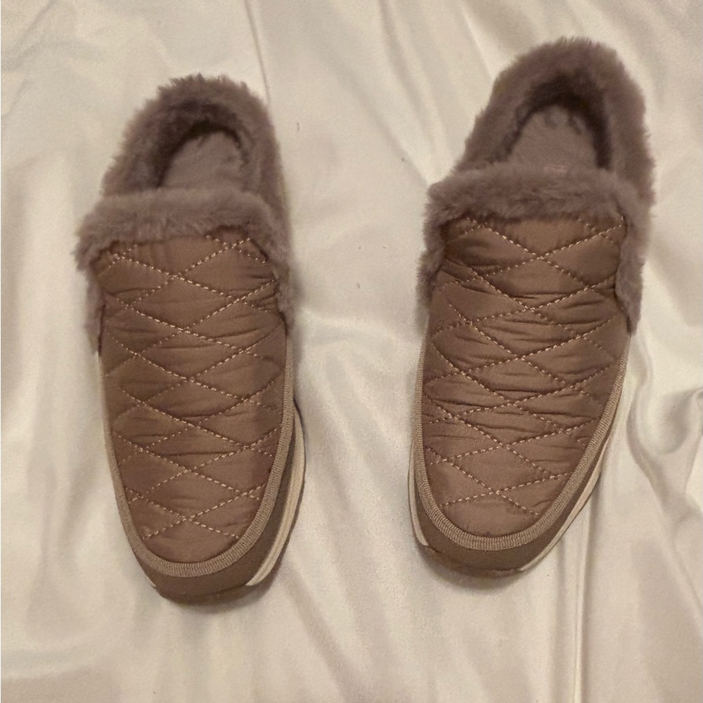 Womens baretraps slip on